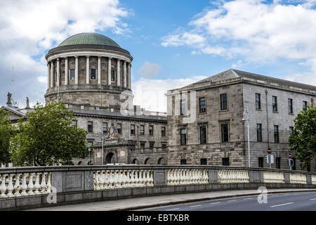 Quatre cours sur Inns Quay abrite la Cour suprême, la Haute Cour, de la Cour de Circuit de Dublin et de la Cour pénale centrale auparavant. Banque D'Images