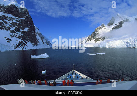 Vue d'un navire de croisière au Canal Lemaire, l'Antarctique, Péninsule Antarctique Banque D'Images