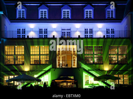 Théâtre an der Ruhr dans Raffelbergpark dans la soirée, l'Allemagne, en Rhénanie du Nord-Westphalie, Ruhr, Muelheim an der Ruhr Banque D'Images