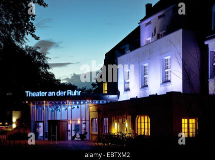 Théâtre an der Ruhr dans Raffelbergpark dans la soirée, l'Allemagne, en Rhénanie du Nord-Westphalie, Ruhr, Muelheim an der Ruhr Banque D'Images