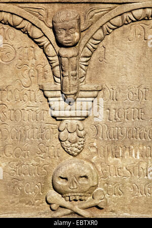 Détail de pierre tombale sur le cimetière de la vieille église de Stiepel, Stiepeler Dorfkirche, Allemagne, Rhénanie du Nord-Westphalie, région de la Ruhr, Bochum Banque D'Images