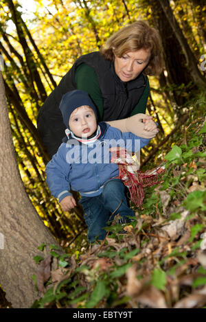 Petit garçon dans la forêt à la main de sa grand-mère Banque D'Images