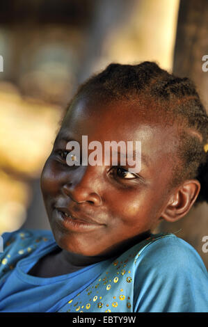 Jeune fille à la peau sombre, portrait, Madagascar, Nosy Be Banque D'Images