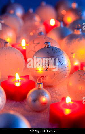 Boubles et des bougies de Noël Banque D'Images