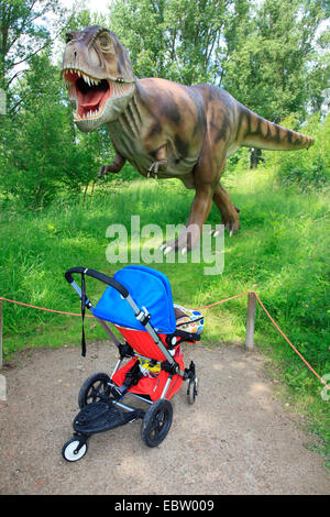 Tyrannosaure (Tyrannosaurus rex), avec un buggy dans dino park Banque D'Images