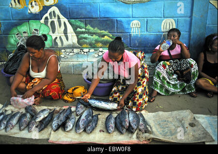 Les femmes vendent le thon, de Madagascar, de Diego Suarez Banque D'Images