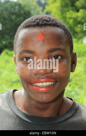 Achiote, rocou, arbre, rouge à lèvres (Urucum Bixa orellana), l'homme avec les lèvres colorées par rocou, Tanzanie, Sansibar Banque D'Images