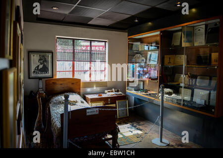 (141204) -- JOHANNESBURG, le 4 décembre 2014 (Xinhua) -- Photo prise le 4 décembre 2014 montre la chambre à coucher que Nelson Mandela a vécu à la Nelson Mandela National Museum à Soweto, au sud-ouest de Johannesburg, Afrique du Sud. La Nelson Mandela National Museum, communément appelé comme Mandela, est situé à Soweto, au sud-ouest de Johannesburg, Afrique du Sud, où Nelson Mandela a vécu de 1946 à 1962. Comme le 1er anniversaire de la mort de Nelson Mandela qui tombe le 5 décembre s'approche, un nombre croissant de visiteurs viennent au musée à l'occasion la fin le président sud-africain. (Xinhua/Jia Zhai Banque D'Images