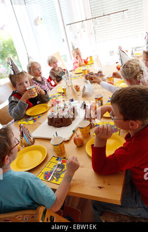 Les enfants manger un gâteau d'anniversaire de l'enfant Banque D'Images