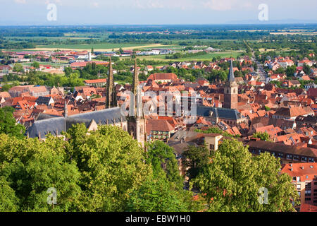 Vue sur la ville à la plaine du Rhin et Forêt Noire, France, Bas-Rhin, Alsace, Obernai, Oberehnheim Banque D'Images