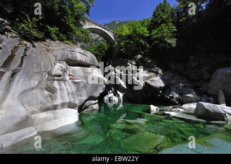 Verzasca river avec pont de Corippo, Suisse, Tessin, Verzascatal Banque D'Images