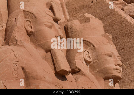 Détail de statues colossales de Ramsès II. du temple d'Abou Simbel, Egypte, Abu Simbel Banque D'Images
