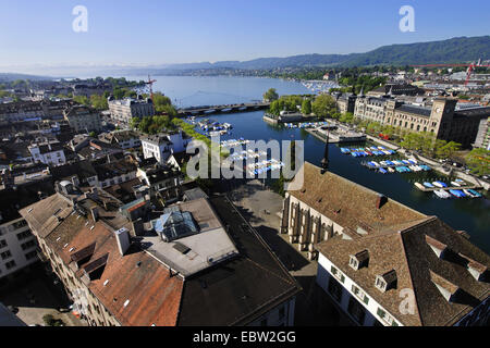 Avis de Zurich avec la rivière Limmat et le lac Zuerichsee de tower Grossmünster, Suisse, Zuerich Banque D'Images