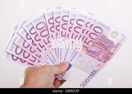 500 billets en euro dans une main Banque D'Images