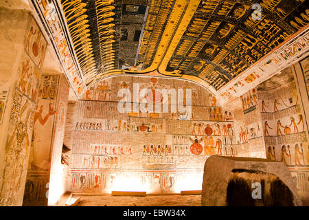 Vue dans la chambre richement ornementés tombe de Ramsès (1150-1145 av. J.-C.) et de Ramsès VI. (1145-1137 avant J.-C.), l'Égypte, Vallée des Rois, Louxor Banque D'Images