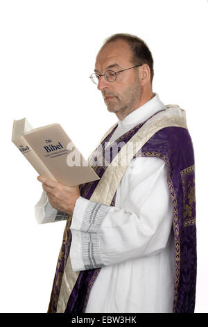 Prêtre catholique, la lecture de la bible Banque D'Images