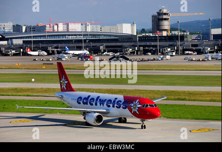 Airbus A320 d'Edelweiss Air sur l'aéroport de Zurich, Suisse, Zurich Banque D'Images