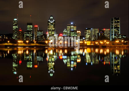 Toits de Montréal se reflétant dans l'eau, Canada, Québec, Montréal Banque D'Images