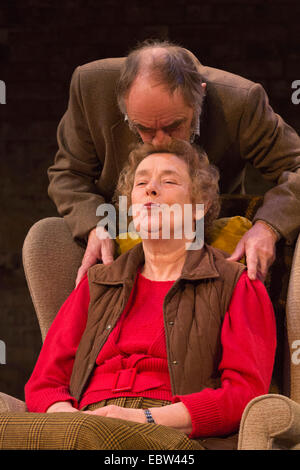 Linda Bassett et Robin Soans effectuer. En guerre, en association avec le Théâtre Bush visiteurs présents par Barney Norris. Réalisé par Linda Bassett comme Edie, Simon Muller comme Stephen, Robin Soans comme Arthur et Eleanor Wyld que Kate. Réalisé par Alice Hamilton. Le spectacle se déroule du 28 novembre 2014 au 10 janvier 2015. Banque D'Images