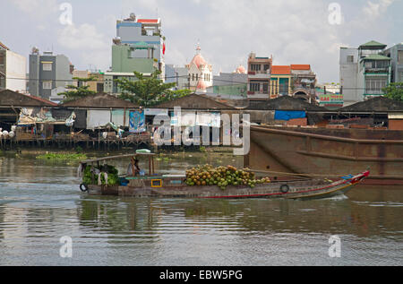 Bateaux et le mode de vie le long d'un canal à Ho Chi Minh City, Vietnam. Banque D'Images
