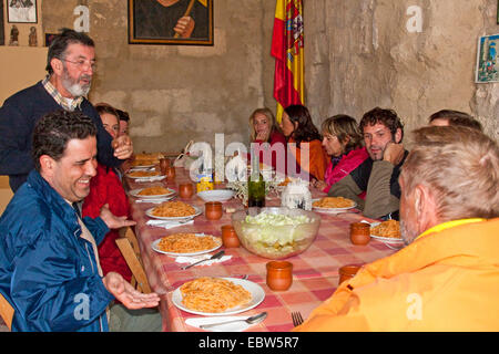 Pèlerins mangent ensemble dans une auberge du pèlerin de, Espagne, Le¾n Kastilien und, Burgos, San Anton Banque D'Images