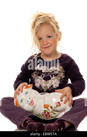 Enfant avec piggy bank Banque D'Images