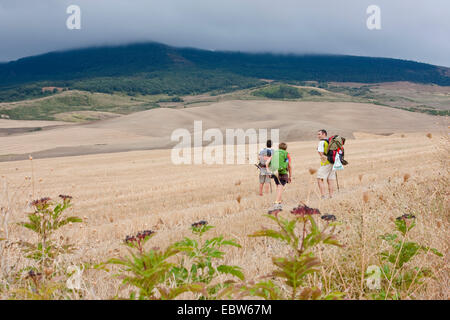 Père avec son fils sur le chemin de l'Alto de Perd¾n, Espagne, Pays Basque, Navarre Banque D'Images