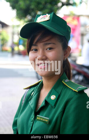 Les jeunes bénévoles des femmes en uniforme de police à Ho Chi Minh City, Vietnam. Banque D'Images