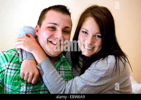 Fellows, un jeune homme et une jeune femme hugging Banque D'Images
