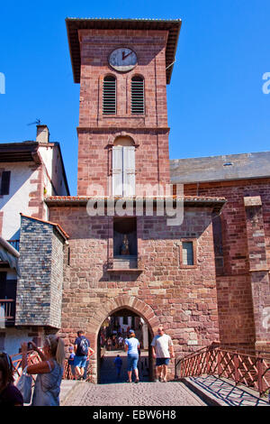 Toen gate dans la Rue d'Espagne, la France, l'PyrÚnnÚes-Atlantiques, St.-Jean-Pied-de-Port Banque D'Images