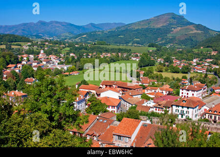 Vue de la ville et les Pyrénées, la France, l'PyrÚnnÚes-Atlantiques, St.-Jean-Pied-de-Port Banque D'Images