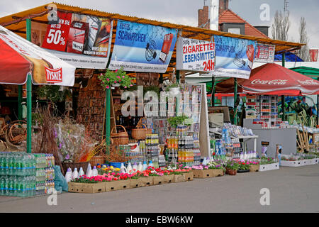 Stand de vente des cigarettes et des fleurs au marché polonais, la Pologne, la Poméranie occidentale, Cedynia Banque D'Images