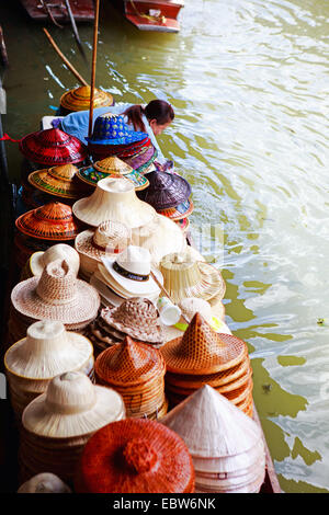 Voile avec des chapeaux à traditionnel au marché flottant de Damnoen Saduak , Thaïlande, Bangkok Banque D'Images