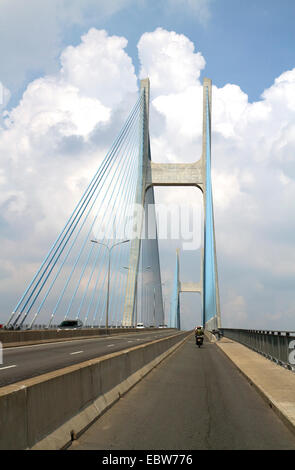 Phu My Bridge est un pont à haubans pont routier sur la rivière Saigon à Ho Chi Minh City, Vietnam. Banque D'Images