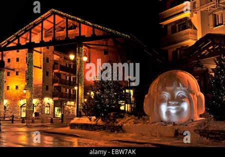 Station de ski à l'éclairage du soir, France, Val d'Isère Banque D'Images