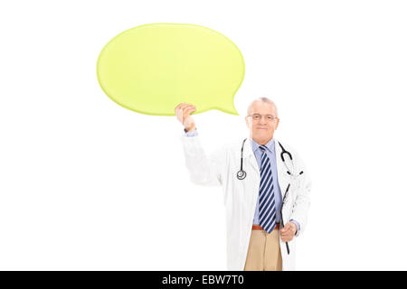 Mature doctor holding a grande bulle jaune isolé sur fond blanc Banque D'Images