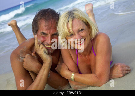 Vieux couple lying on sandy beach, Baléares, Ibiza Banque D'Images