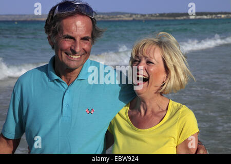 Couple de personnes âgées sur la plage, Baléares, Ibiza Banque D'Images