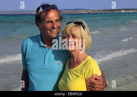 Couple de personnes âgées sur la plage, Baléares, Ibiza Banque D'Images