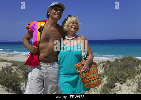 Vieux couple debout sur la plage, Baléares, Ibiza Banque D'Images