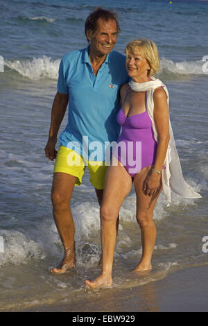 Couple de personnes âgées sur la plage, Baléares, Ibiza Banque D'Images