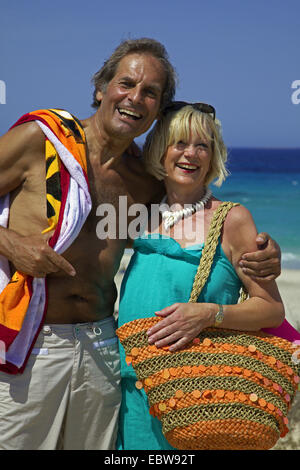 Vieux couple debout sur la plage, Baléares, Ibiza Banque D'Images