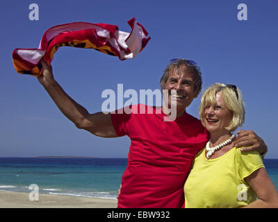 Vieux couple debout sur la plage, Baléares, Ibiza Banque D'Images