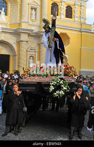 Procession religieuse, les femmes portant une statue de Jésus, Guatemala, Antiqua Banque D'Images