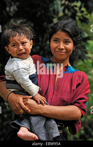 Jeune femme avec bébé sur son bras, le lac Atitlan, Guatemala Banque D'Images