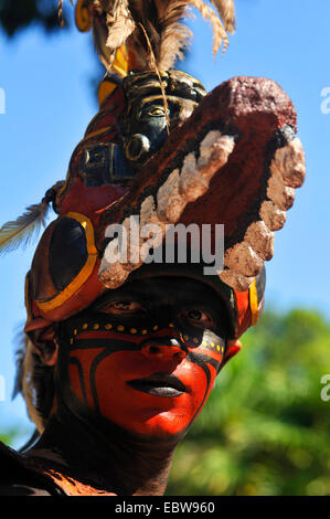 Portrait d'un Indien dans le costume traditionnel d'un prêtre Maya, Mexique, Yucatan Banque D'Images