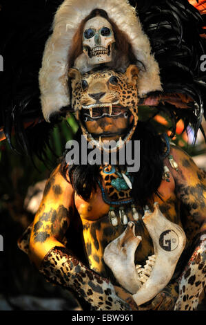 Un Indien dans le costume traditionnel d'un prêtre Maya, Mexique, Yucatan Banque D'Images