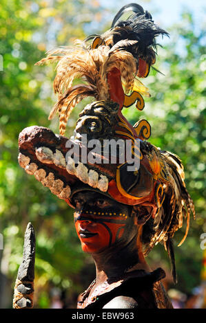 Portrait d'un Indien dans le costume traditionnel d'un prêtre Maya, Mexique, Yucatan Banque D'Images