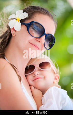 Mère et fille avec des lunettes, portrait Banque D'Images