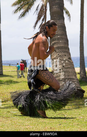 L'île de Pâques ou Rapa Nui, parc national de Rapa Nui, l'UNESCO World Heritage Site. Anakena, spectacle folklorique traditionnel polynésien. Banque D'Images